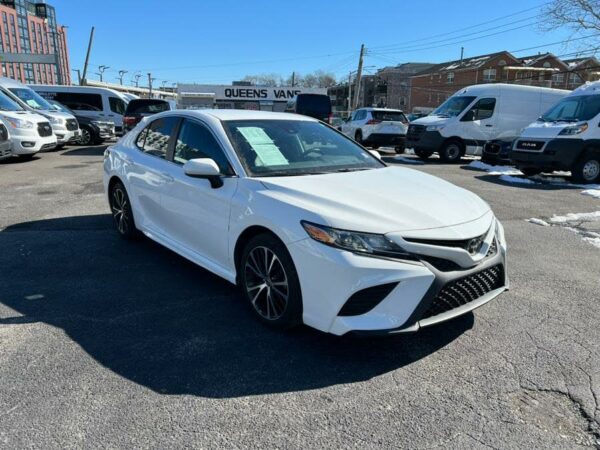 2020 Toyota Camry SE FWD - Image 19