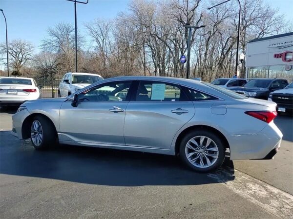 2021 Toyota Avalon XLE FWD - Image 13